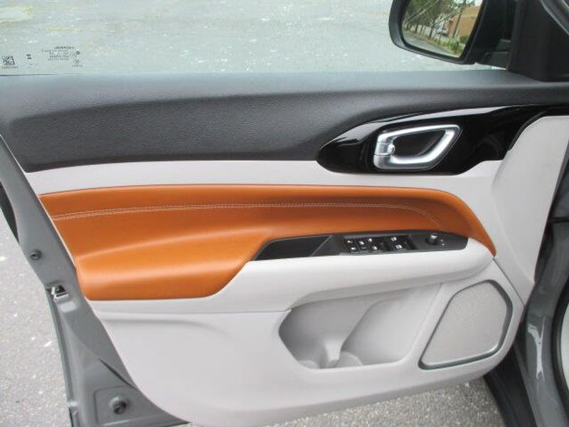 Used 2023 Jeep Compass LimitedImage 17