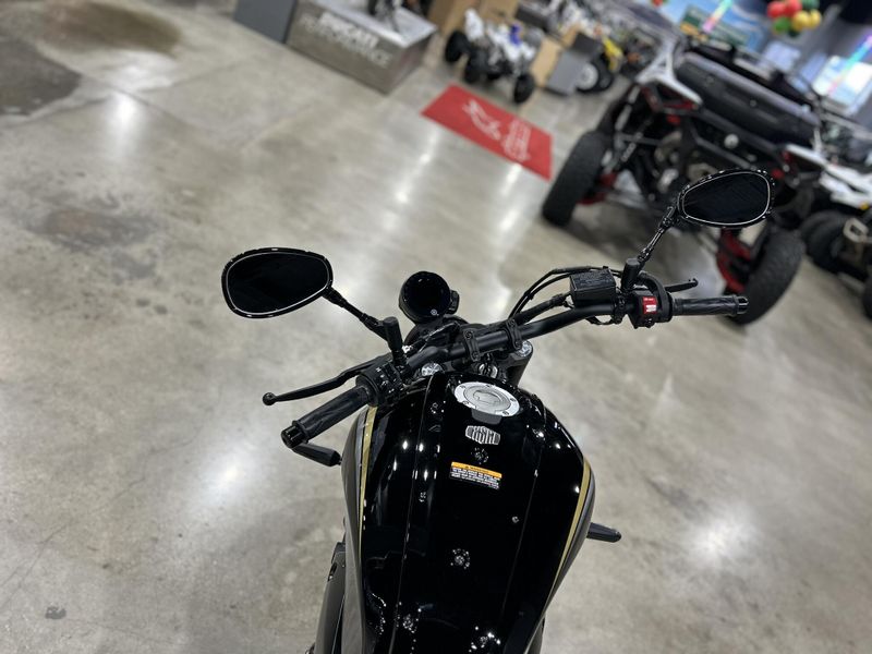 New 2025 Yamaha XSR700 Image 9