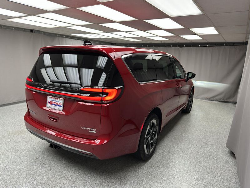New 2027 Chrysler Pacifica Limited AwdImage 4