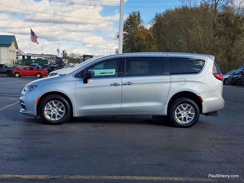 2026 Chrysler Pacifica photo 4