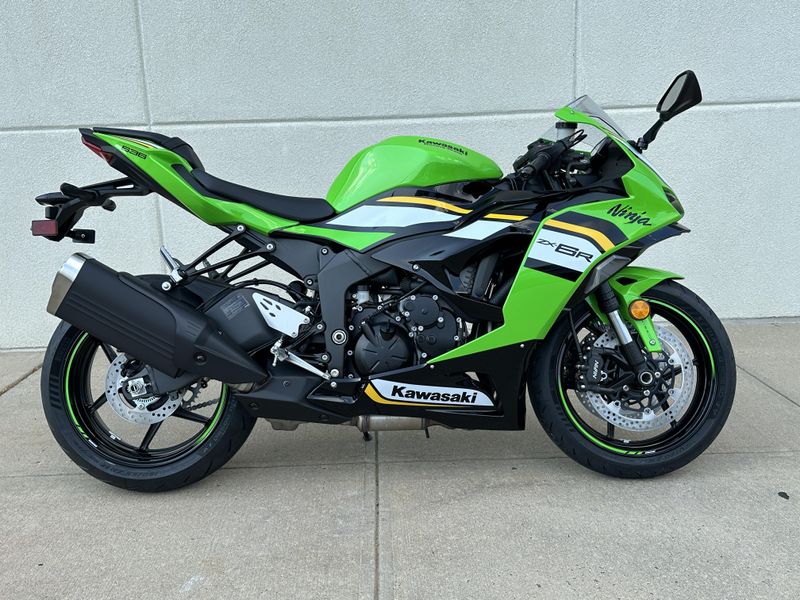 2025 Kawasaki Ninja ZX6R KRT Edition ABS in a Lime Green/Ebony/Pearl Blizzard White exterior color. Cross Country Powersports 732-491-2900 crosscountrypowersports.com 