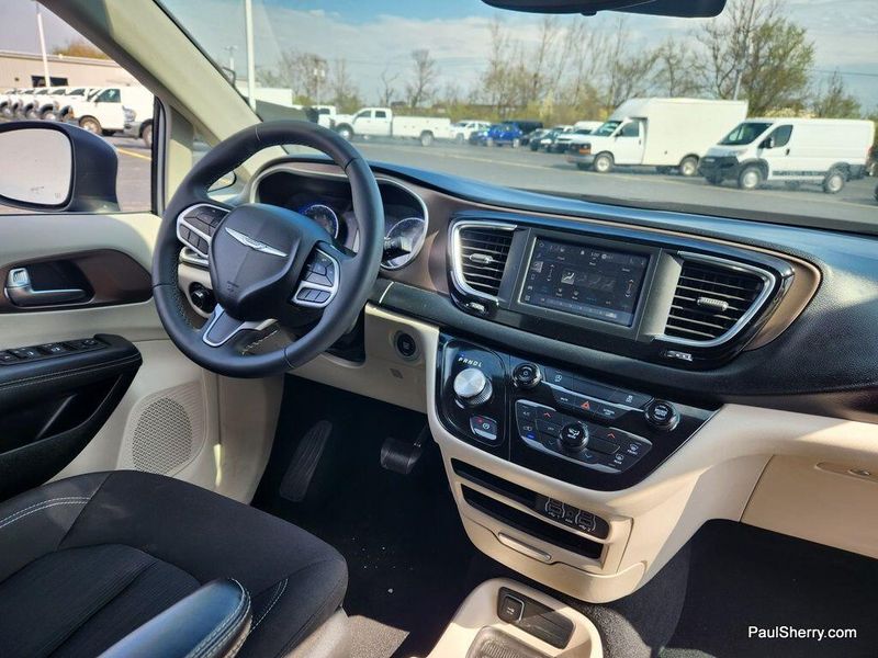 2023 Chrysler Voyager LXImage 36