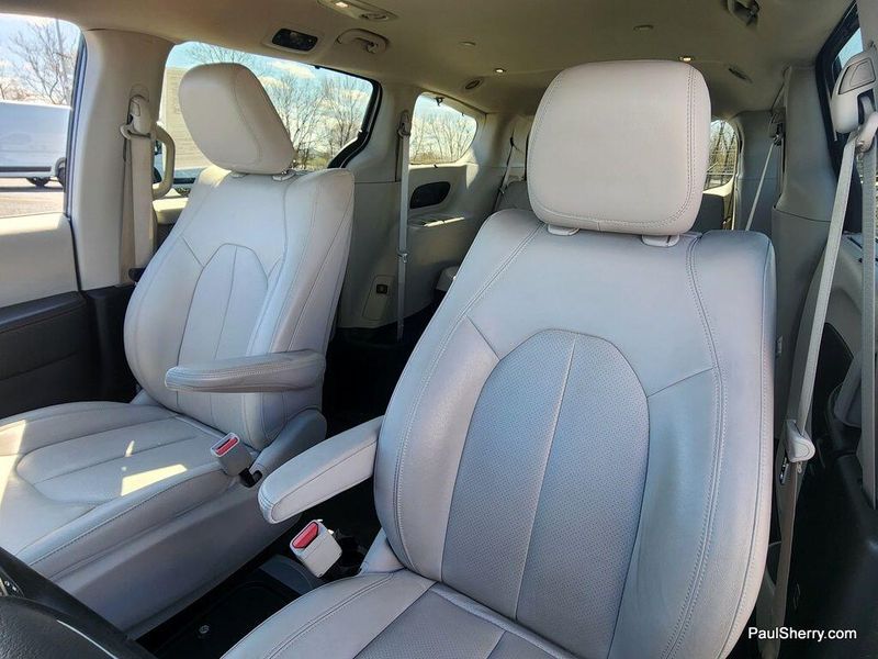2017 Chrysler Pacifica Touring-L PlusImage 2