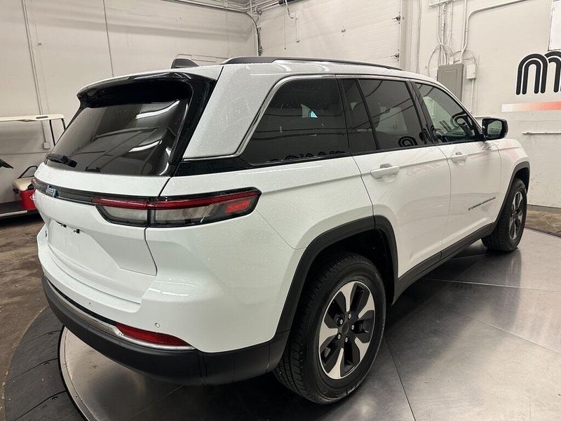 2024 Jeep Cherokee Limited 4xe photo 8