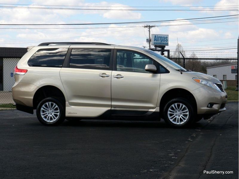 2014 Toyota Sienna XLEImage 22
