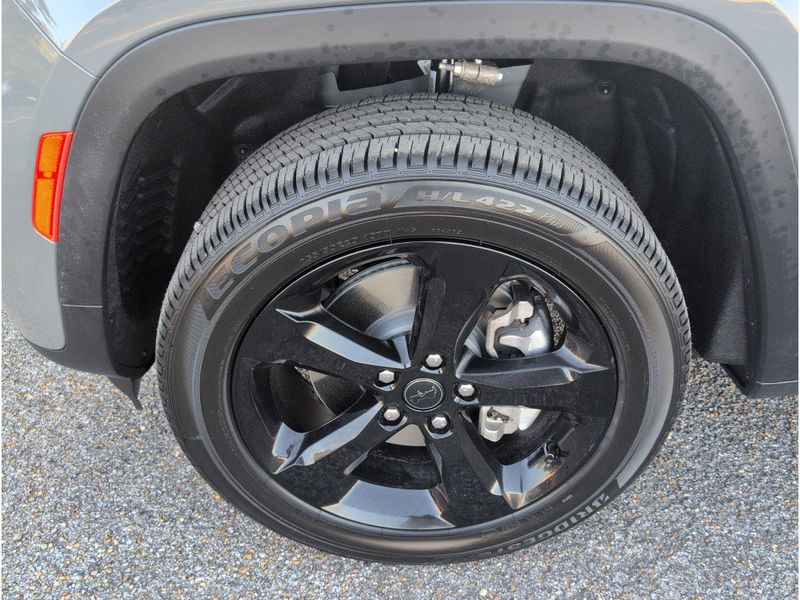 New 2027 Jeep Grand Cherokee L Limited 4x2Image 9