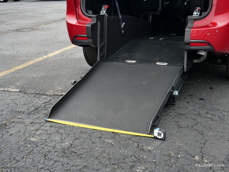 Used 2025 Chrysler Pacifica Select