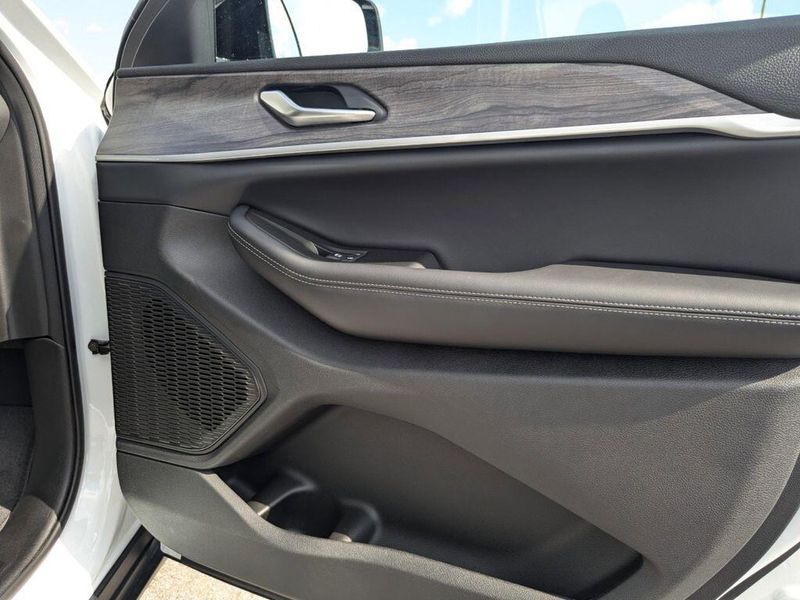 New 2024 Jeep Grand Cherokee L Limited 4x2Image 11