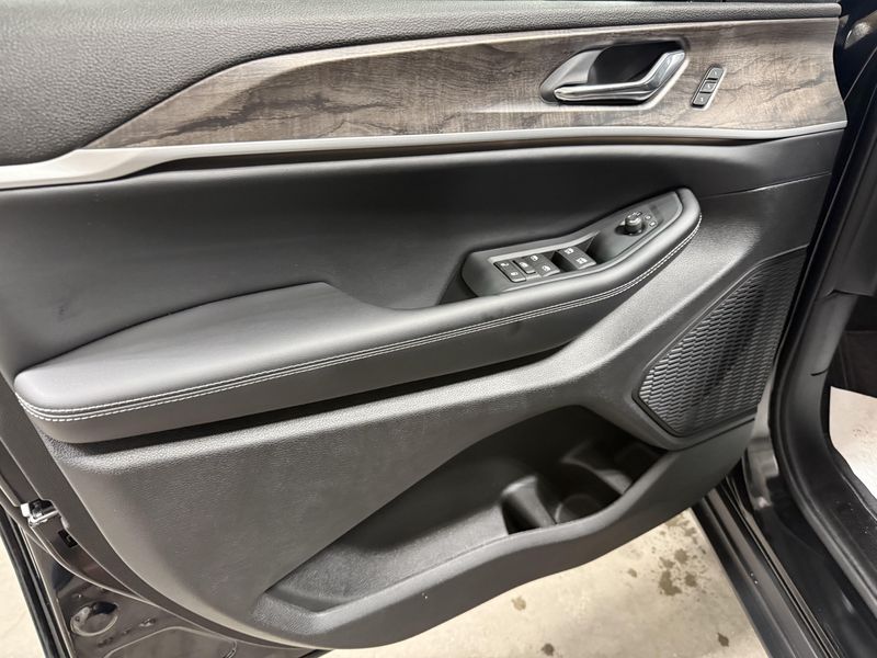 New 2027 Jeep Grand Cherokee Limited 4x4Image 19