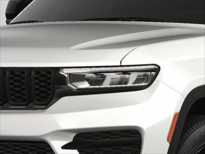 2025 Jeep Grand Cherokee Altitude photo 11