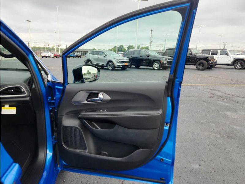 New 2027 Chrysler Pacifica Select