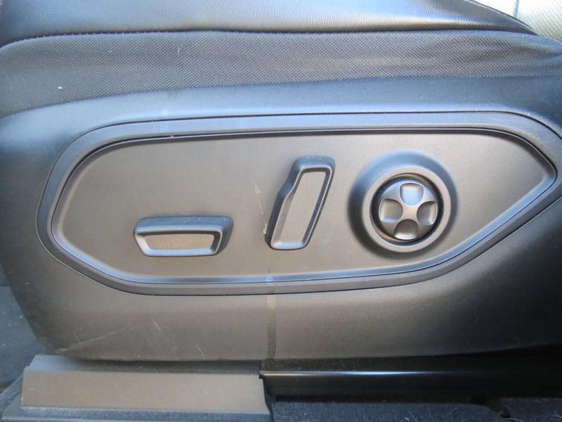 Used 2021 Jeep Grand Cherokee L Limited 4x4 4dr SUVImage 11