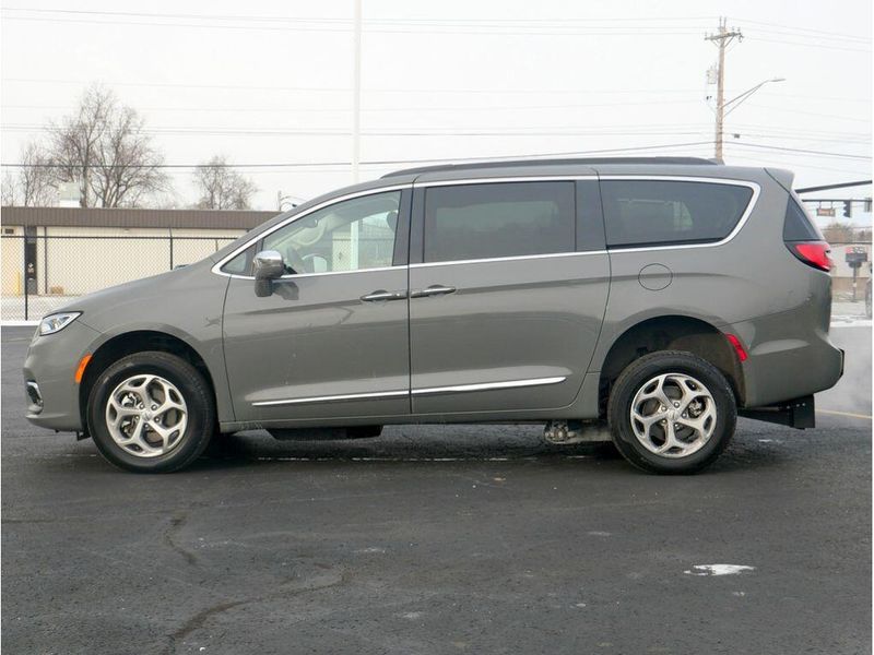 2022 Chrysler Pacifica Touring LImage 10