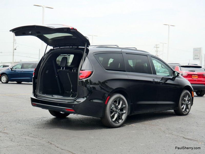 2025 Chrysler Pacifica LimitedImage 19