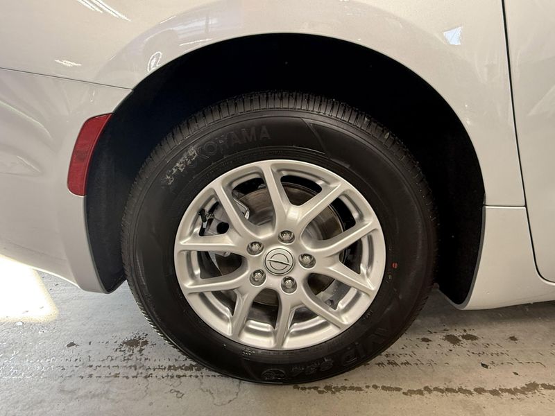 New 2026 Chrysler Pacifica SelectImage 9