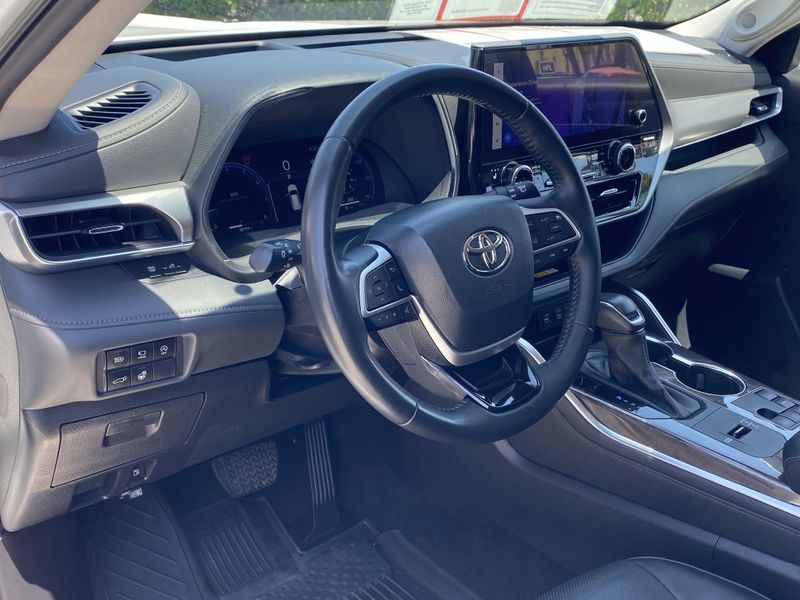 New 2023 Toyota Highlander PlatinumImage 16