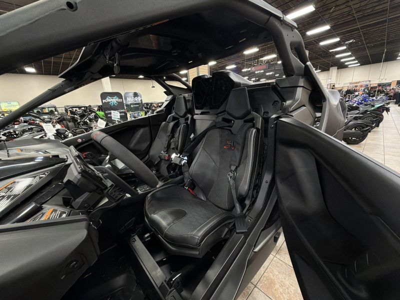 New 2026 Can-Am MAVERICK R X RS WITH SMART-SHOX 999T DCT Image 24