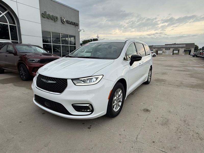 Used 2024 Chrysler Pacifica Touring LImage 30