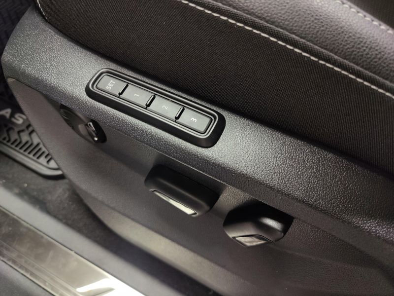 Used 2025 Volkswagen Atlas Cross Sport SEL AWD w/Sunroof & NavImage 19