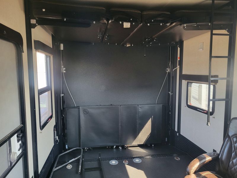 Used 2017 GRAND DESIGN MOMENTUM M- 388M Image 11