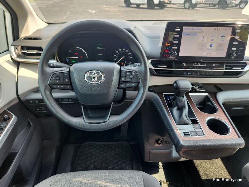 2022 Toyota Sienna Hybrid LEImage 50