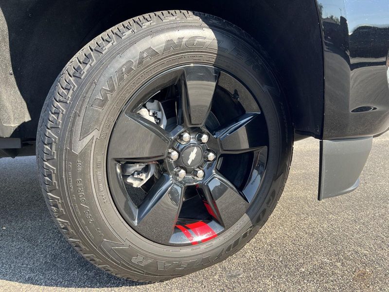 2022 Chevrolet Colorado LT photo 2
