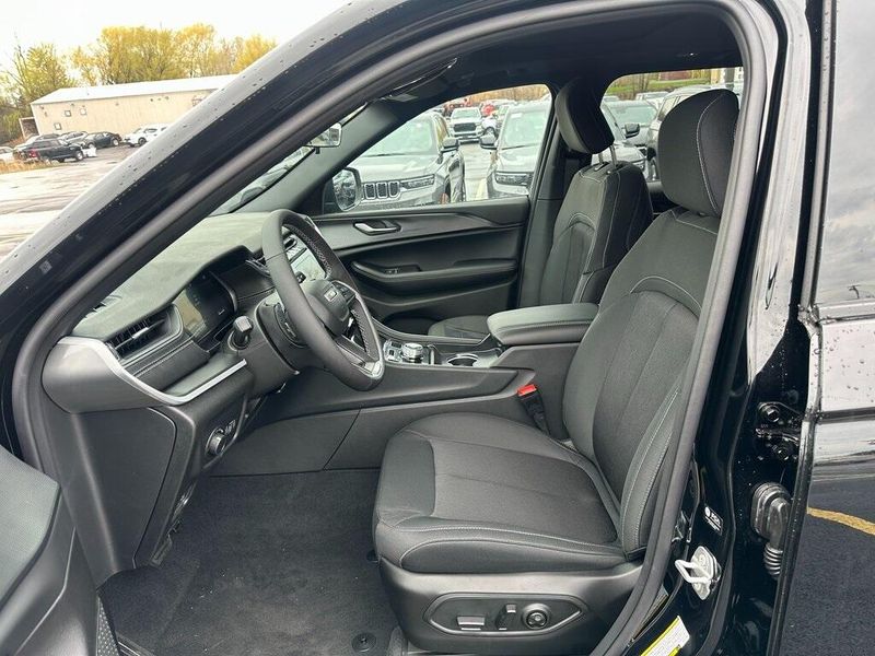 2025 Jeep Grand Cherokee Laredo X 4x4Image 12