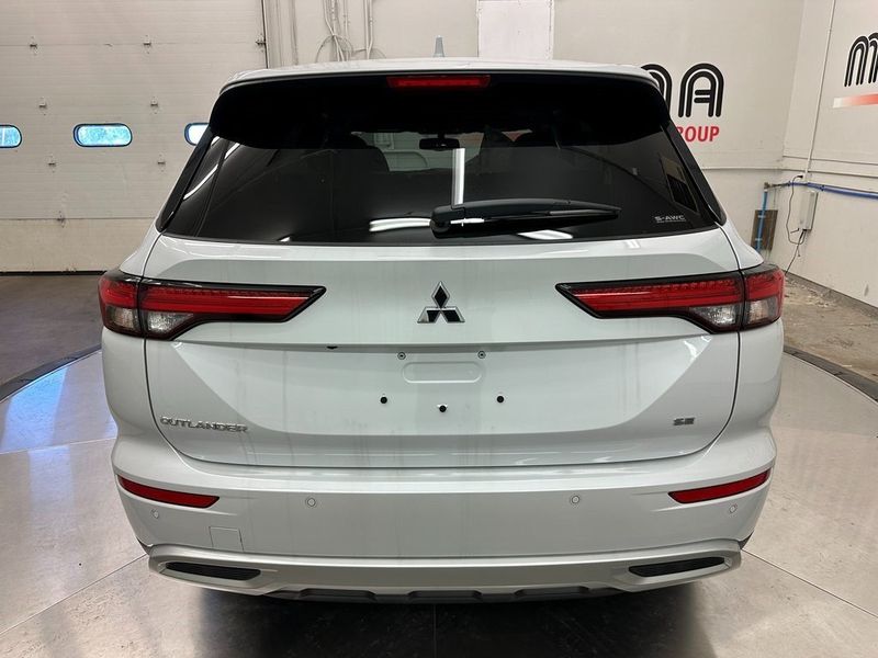 2024 Mitsubishi Outlander SEImage 9