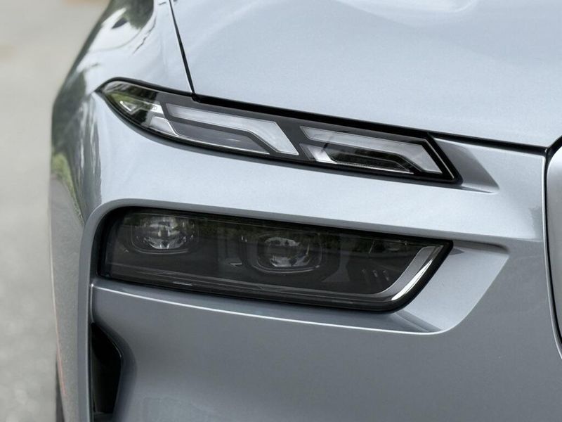 2025 BMW X7 xDrive40iImage 12