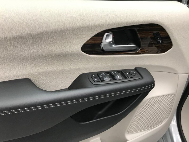 2023 Chrysler Pacifica LimitedImage 3