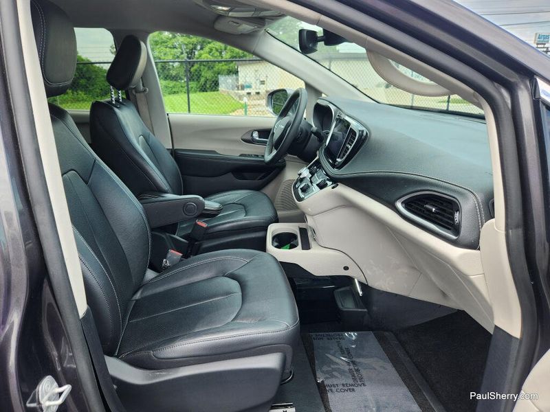 Used 2022 Chrysler Pacifica Touring L
