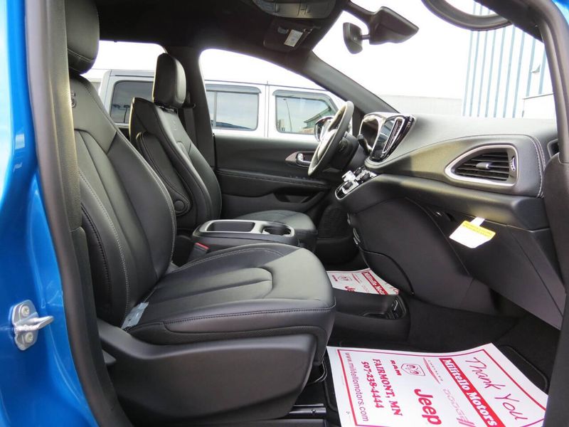 New 2026 Chrysler Pacifica Select AwdImage 29