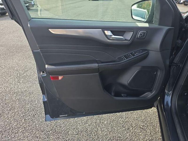 2022 Ford Escape Titanium photo 16