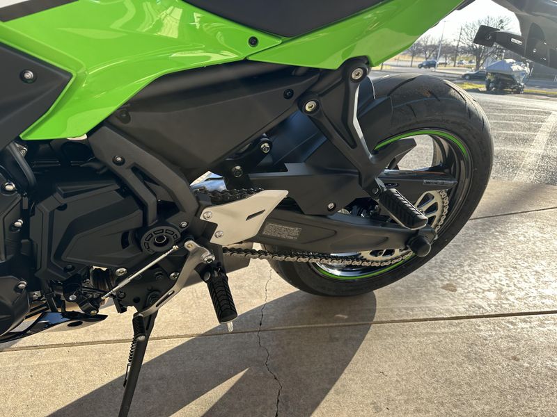 2025 Kawasaki NINJA 650 KRT EDITION ABS LIME GREEN AND EBONY AND PEARL BLIZZARD WHITEImage 10