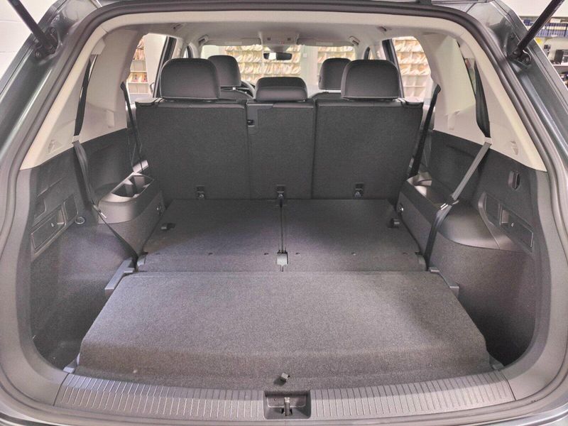 2023 Volkswagen Tiguan SE 7 Passenger SeatingImage 11