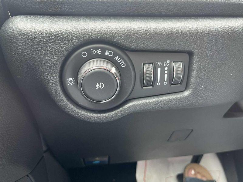 New 2025 Chrysler Pacifica SelectImage 17