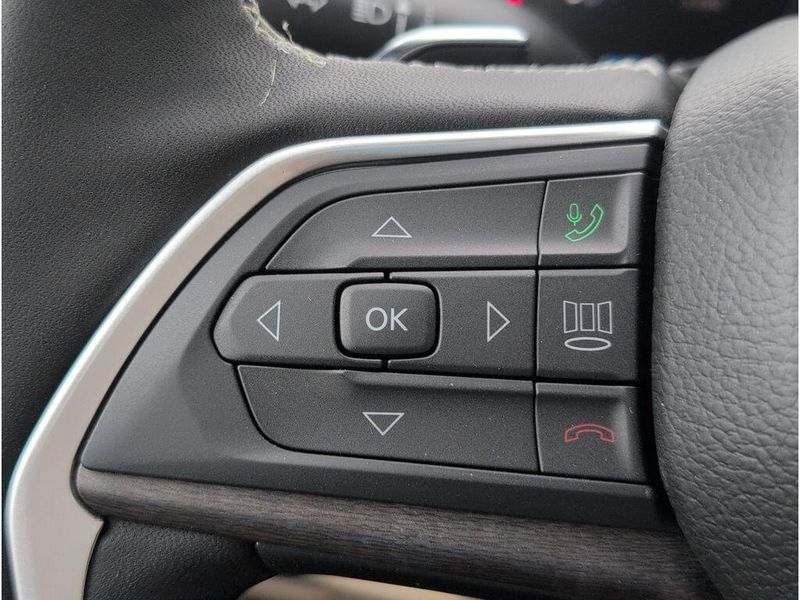 New 2025 Jeep Grand Cherokee Limited 4x2Image 24