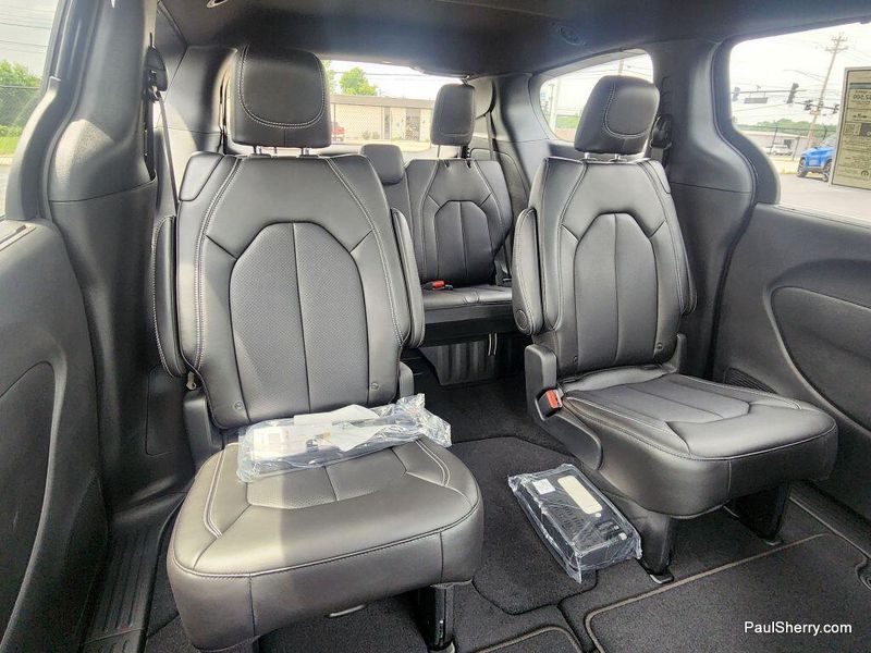 New 2025 Chrysler Voyager LxImage 5