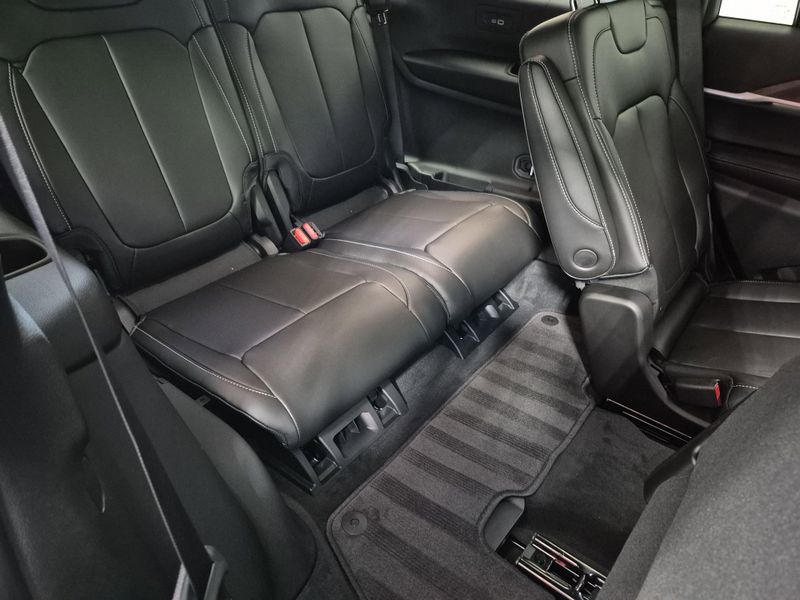 New 2025 Jeep Grand Cherokee L Limited 4x4Image 10
