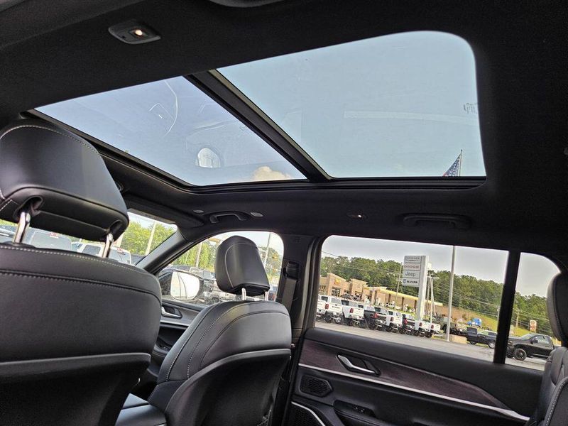 2025 Jeep Grand Cherokee L Limited 4x4Image 30