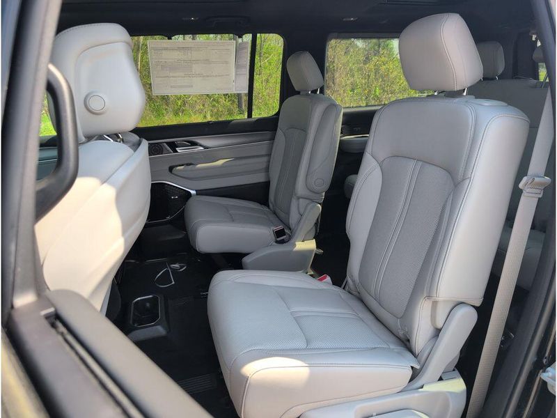 2026 Jeep Grand Wagoneer Limited Reserve 4x4Image 30