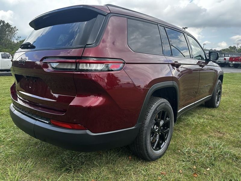 2025 Jeep Grand Cherokee Altitude photo 2