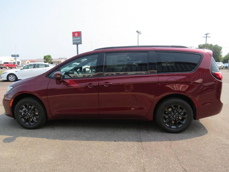New 2021 Chrysler Pacifica Touring AWD 4dr Mini VanImage 5