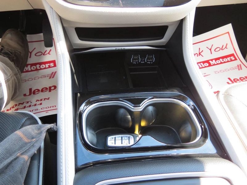 Used 2024 Chrysler Pacifica Limited 4dr Mini VanImage 16