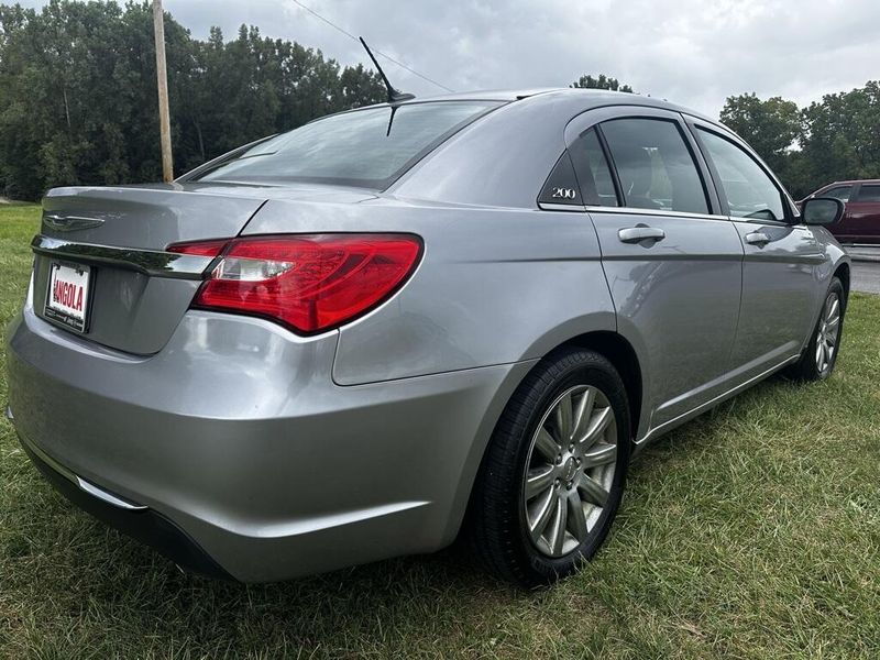 2013 Chrysler 200 Touring photo 3