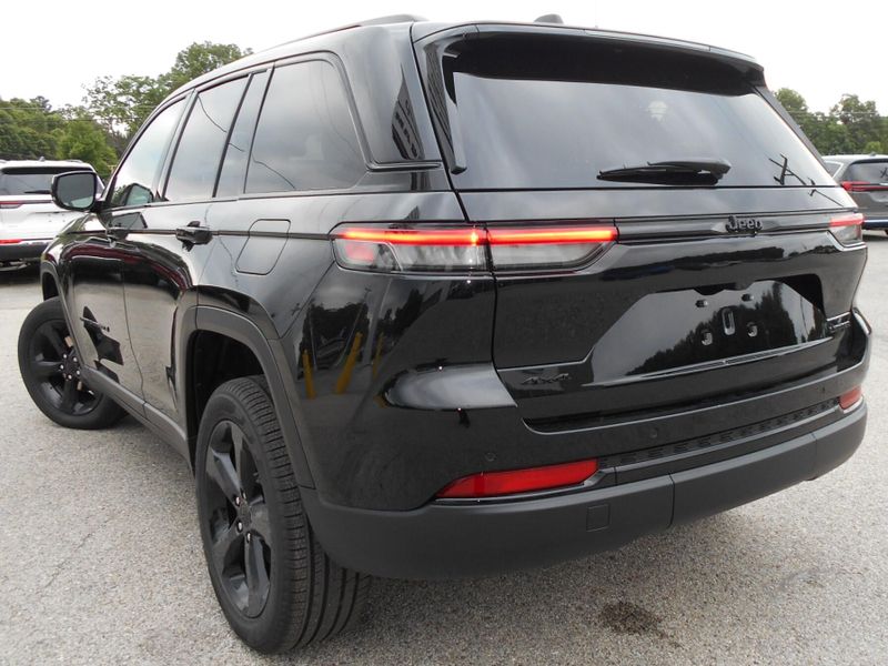 New 2025 Jeep Grand Cherokee Limited 4x4Image 3
