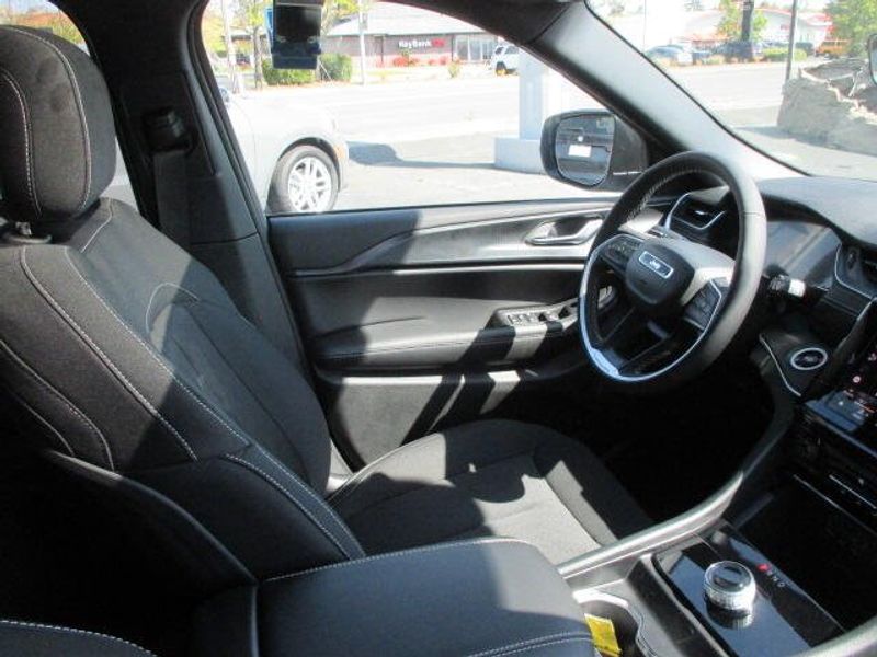 2025 Jeep Grand Cherokee Laredo X 4x4Image 28