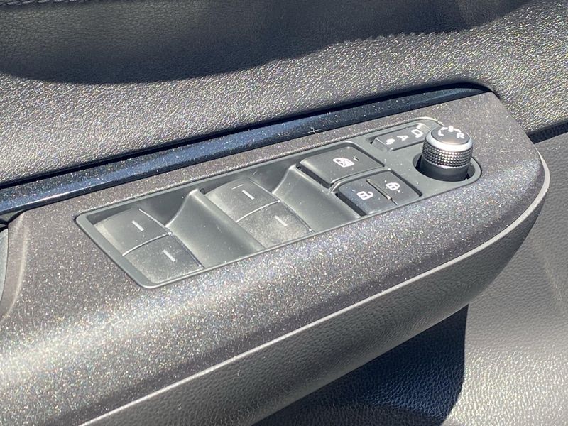 Used 2021 Toyota Venza LEImage 18