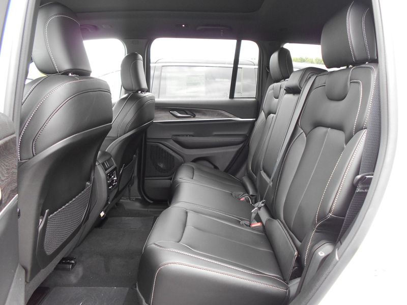 2025 Jeep Grand Cherokee Limited 4x4Image 6