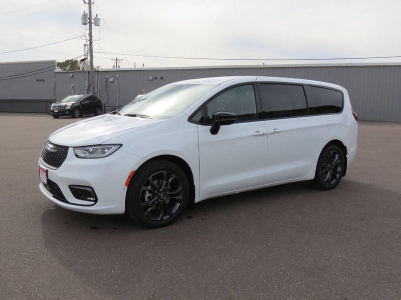 New 2026 Chrysler Pacifica SelectImage 7